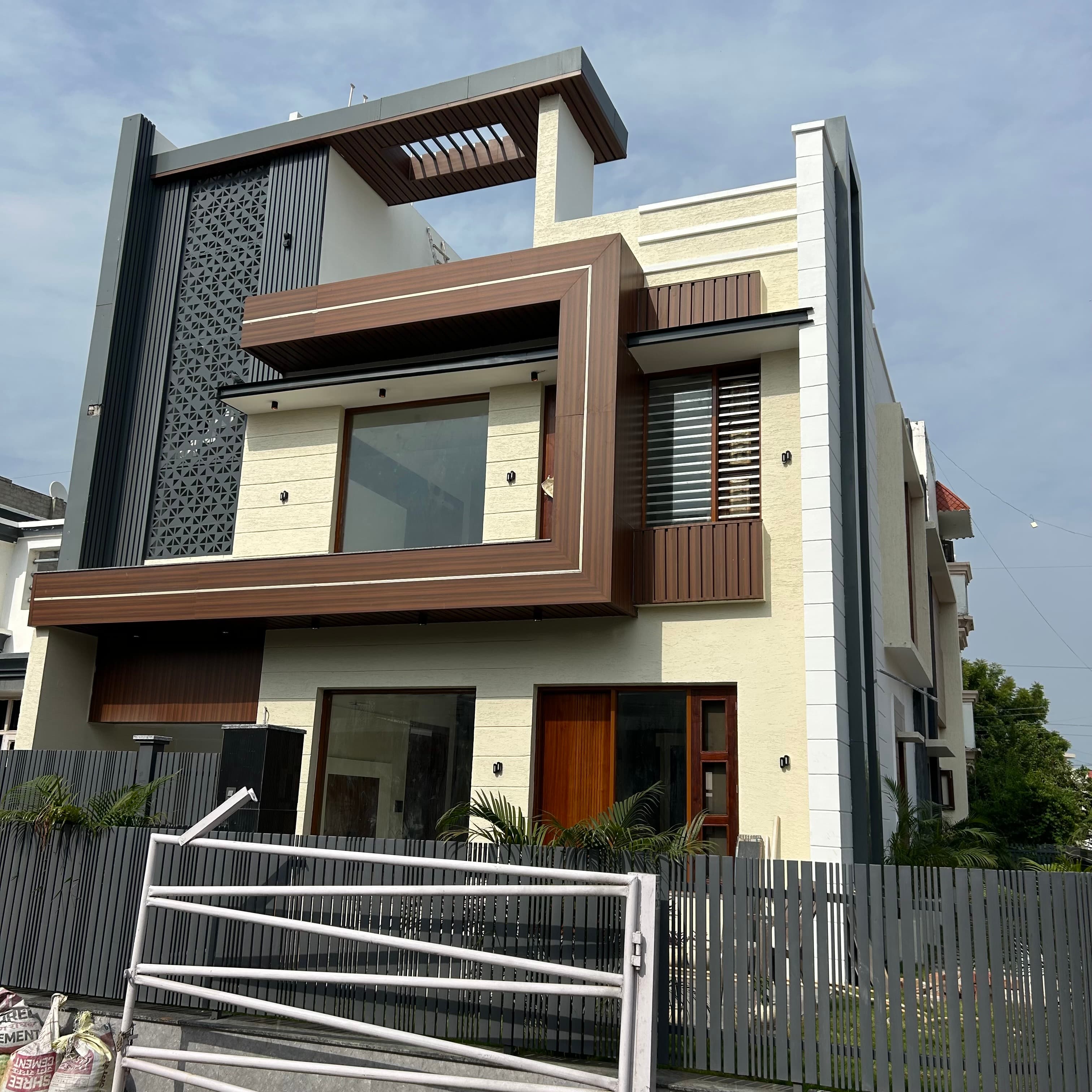 Luxurious five bedroom villa in sec 125 — photo 1